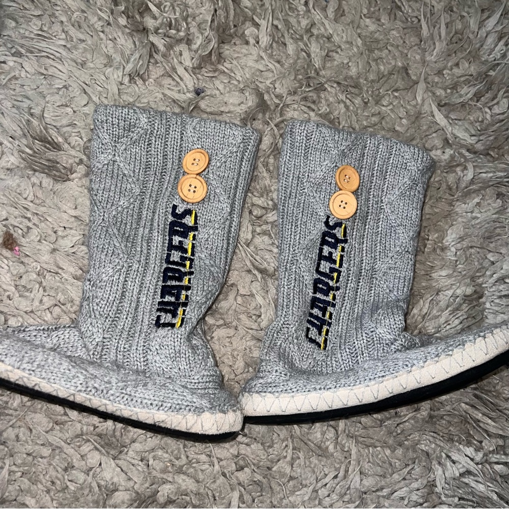 Fuzzy knitted booties - Picture 3 of 5